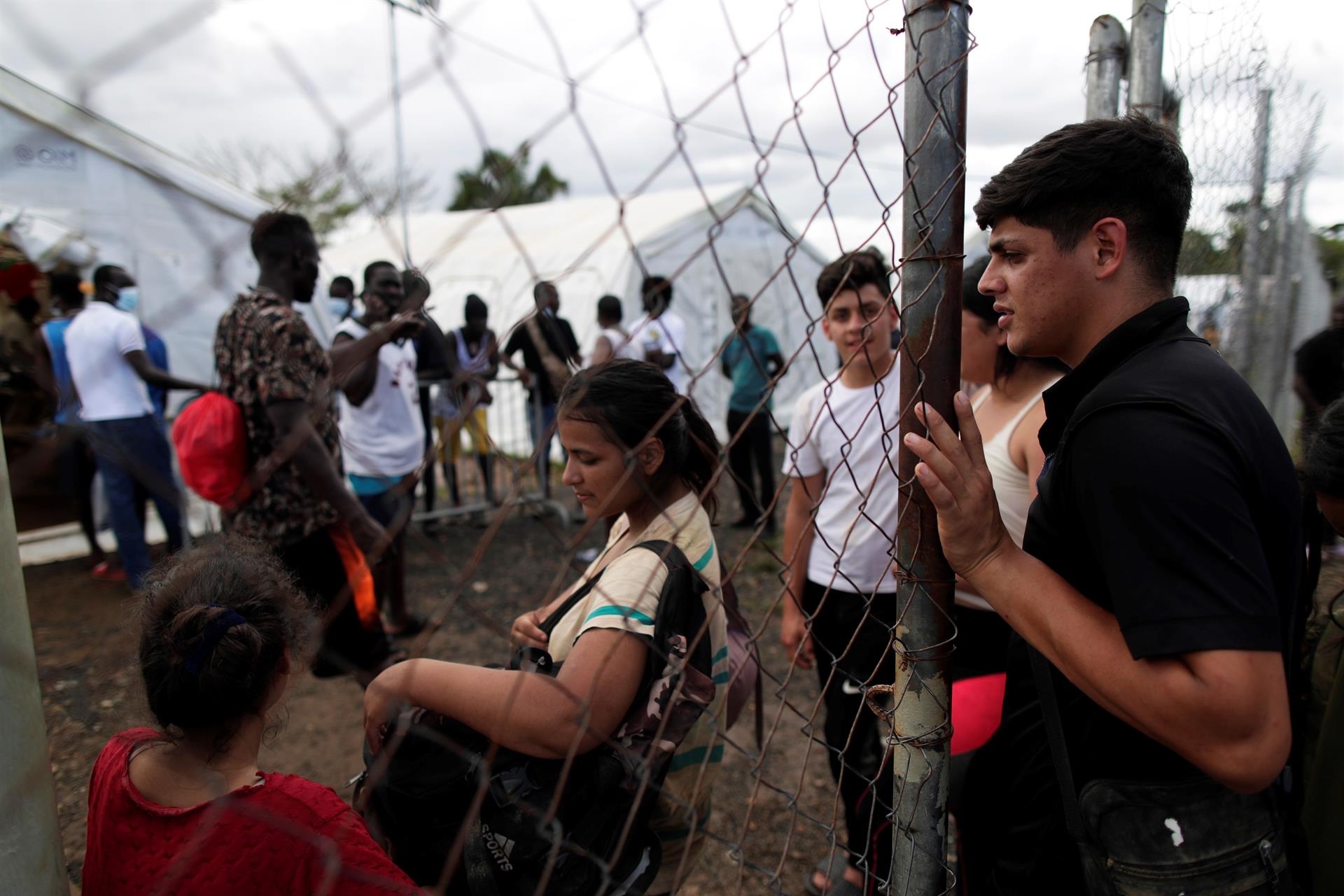 Fotografía de archivo que muestra a un joven migrante venezolano haciendo fila para registrarse en el albergue de San Vicente en Darién (Panamá). EFE/Bienvenido Velasco
