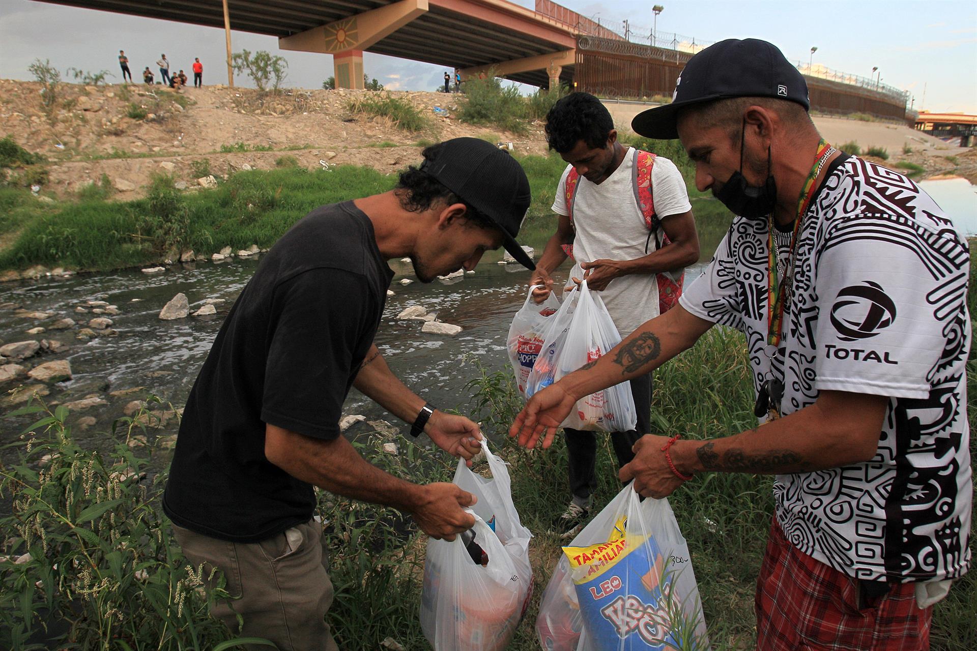Migrantes de origen venezolano cruzan el Río Bravo hacia la frontera con Estados Unidos, el 15 de septiembre de 2022, desde Ciudad Juárez, estado de Chihuahua (México). EFE/ Luis Torres
