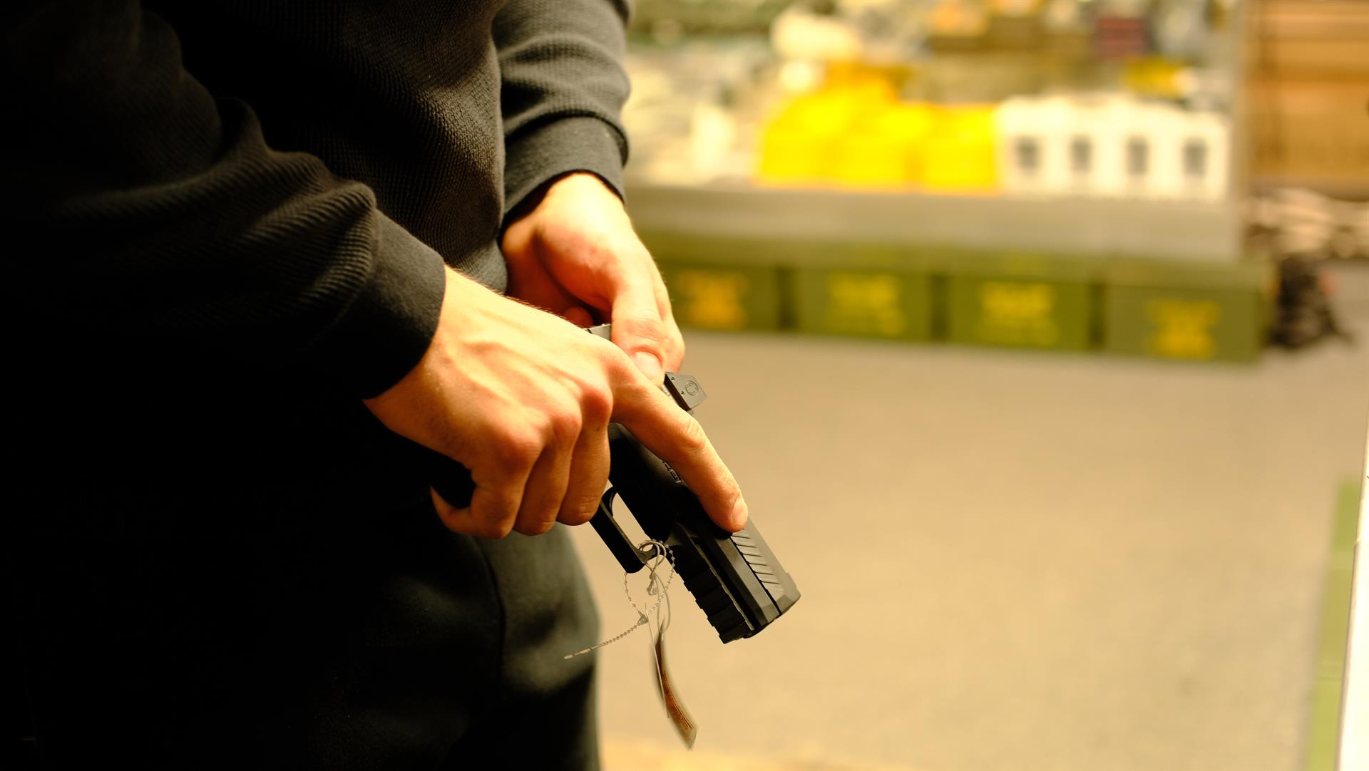 Fotografía de archivo de un hombre con una arma de fuego.EFE/Guillermo Azábal
