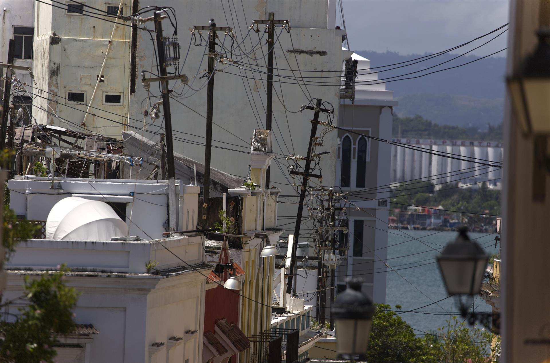 Fotografía donde se aprecia el estado del tendido eléctrico en una calle del Viejo San Juan, el casco histórico de San Juan de Puerto Rico. Imagen de archivo. EFE/ Thais Llorca
