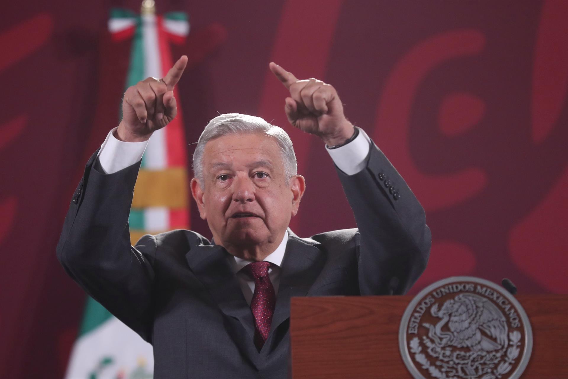 El presidente de México, Andrés Manuel López Obrador, participa durante su conferencia hoy viernes, en Palacio Nacional, en Ciudad de México (México). EFE/Sáshenka Gutiérrez
