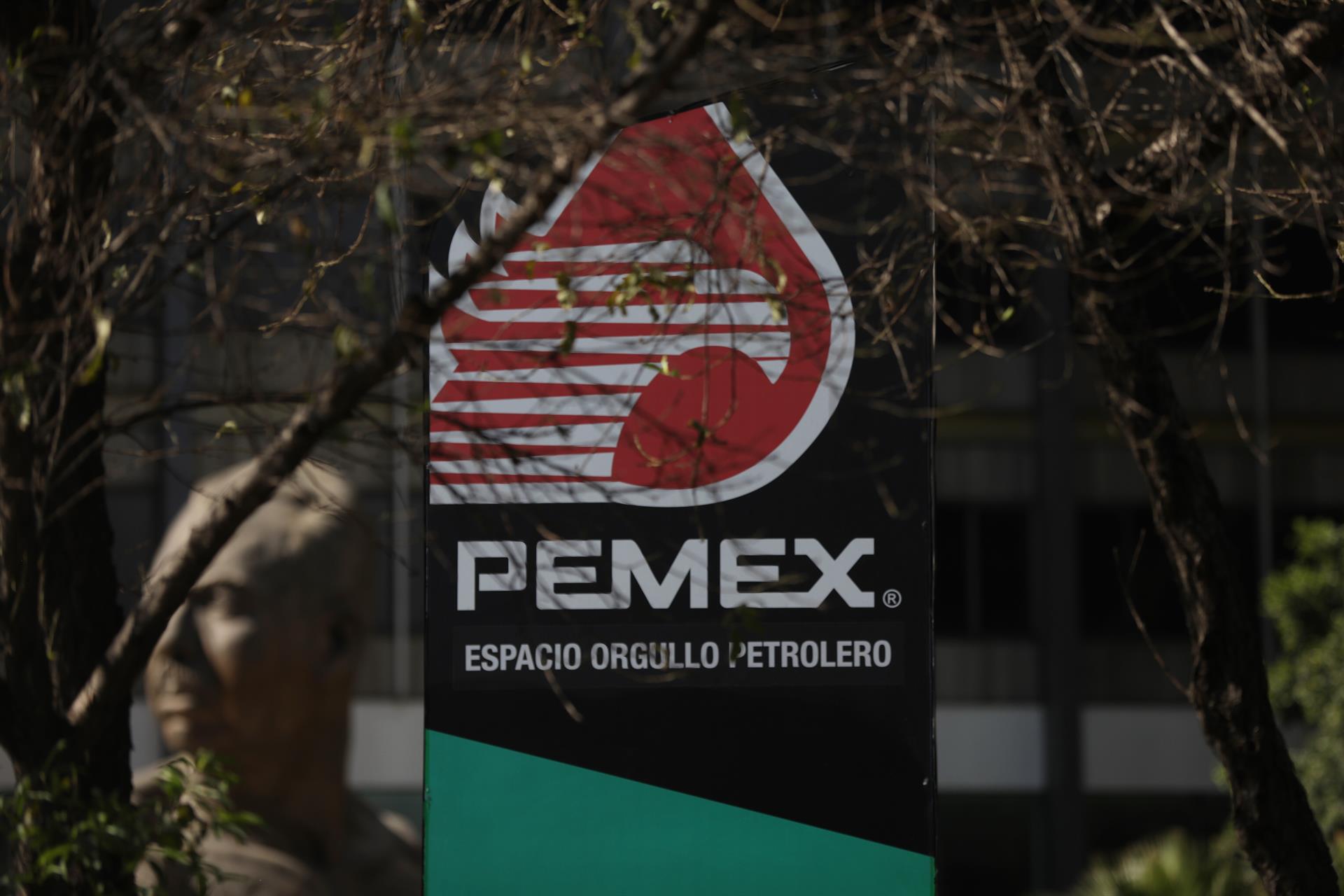 Fotografía de archivo que muestra el logo de Pemex cerca al busto del General Lázaro Cárdenas, en las oficinas generales de Pemex en la Ciudad de México (México). EFE/ Sáshenka Gutiérrez
