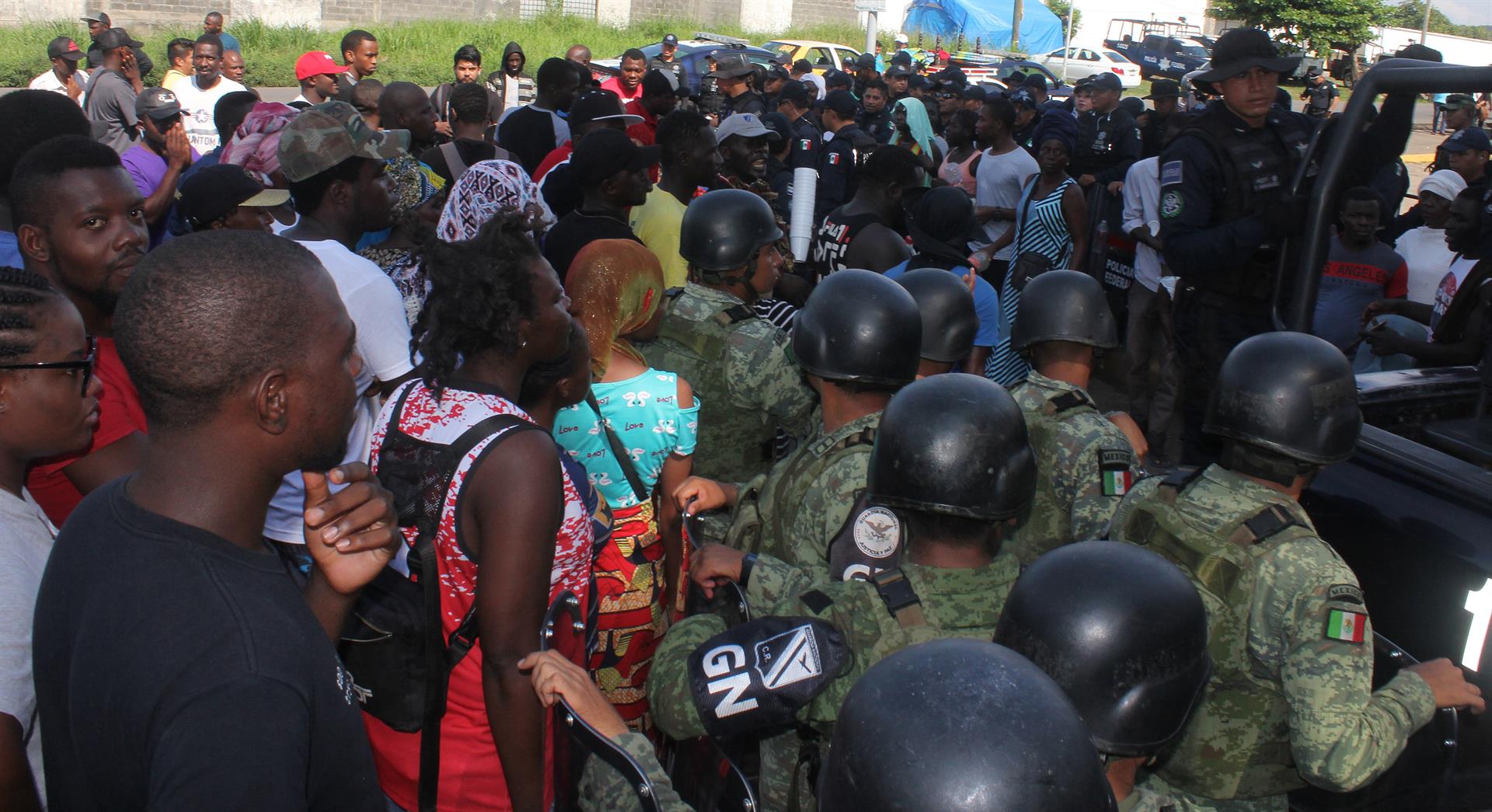 Migrantes protestan a las afueras del albergue para migrantes Siglo XXI, en la Ciudad de Tapachula, en el estado de Chiapas (México). Imagen de archivo. EFE/Juan Manuel Blanco
