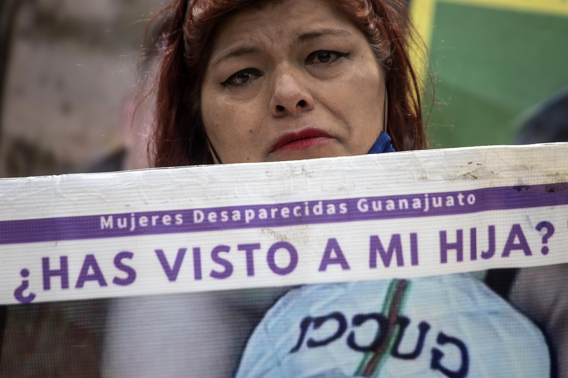 Integrantes de un colectivo de búsqueda de personas desaparecidas se manifiestan para exigir a las autoridades sean atendidas sus demandas, hoy, en Ciudad de México (México). EFE/ Isaac Esquivel
