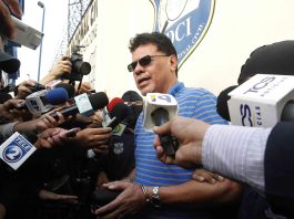 El expresidente de la Federación Salvadoreña de Fútbol (FESFUT) Reynaldo Vásquez (c) habla con los medios. Imagen de archivo. EFE/Ericka Chávez
