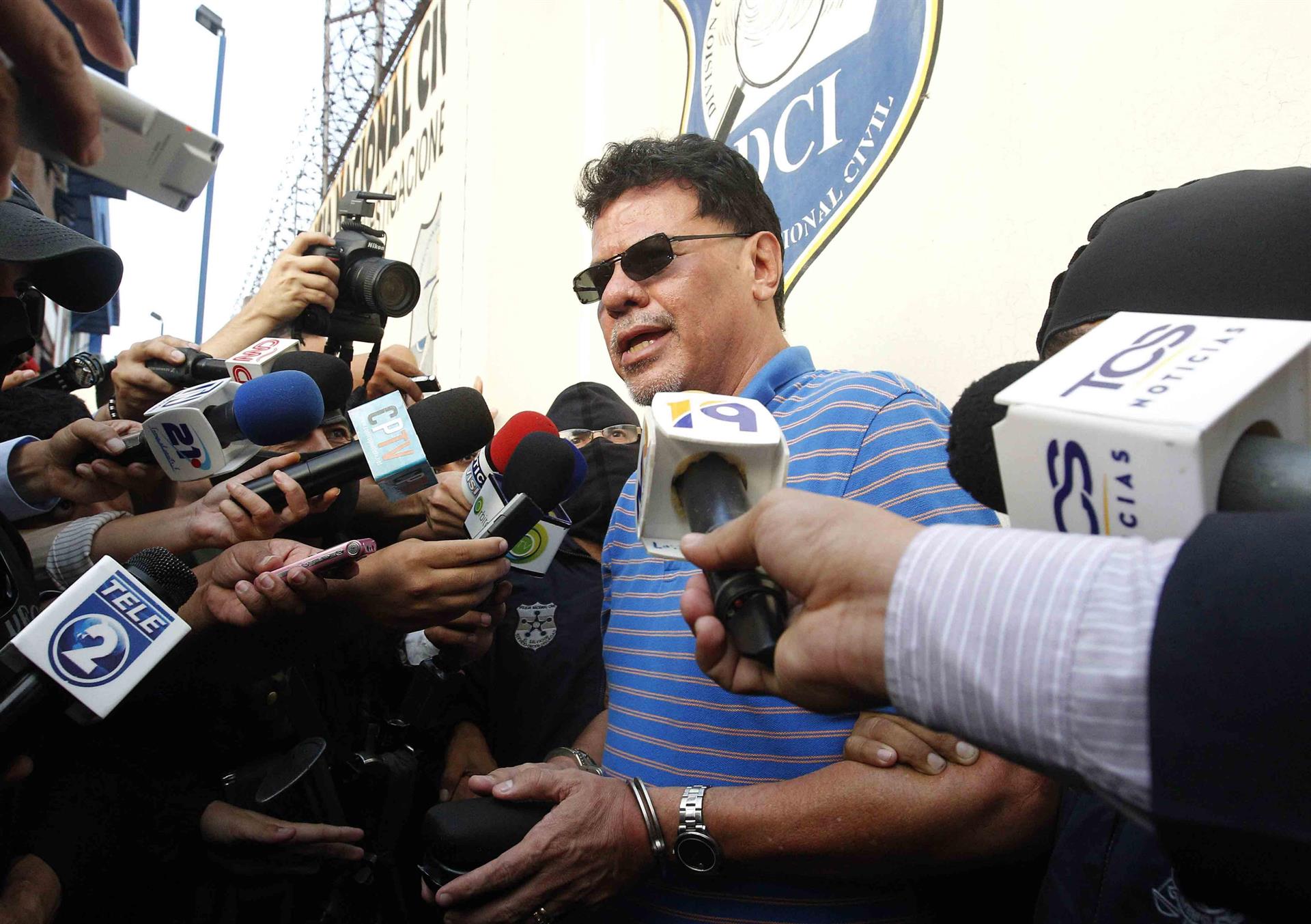 El expresidente de la Federación Salvadoreña de Fútbol (FESFUT) Reynaldo Vásquez (c) habla con los medios. Imagen de archivo. EFE/Ericka Chávez
