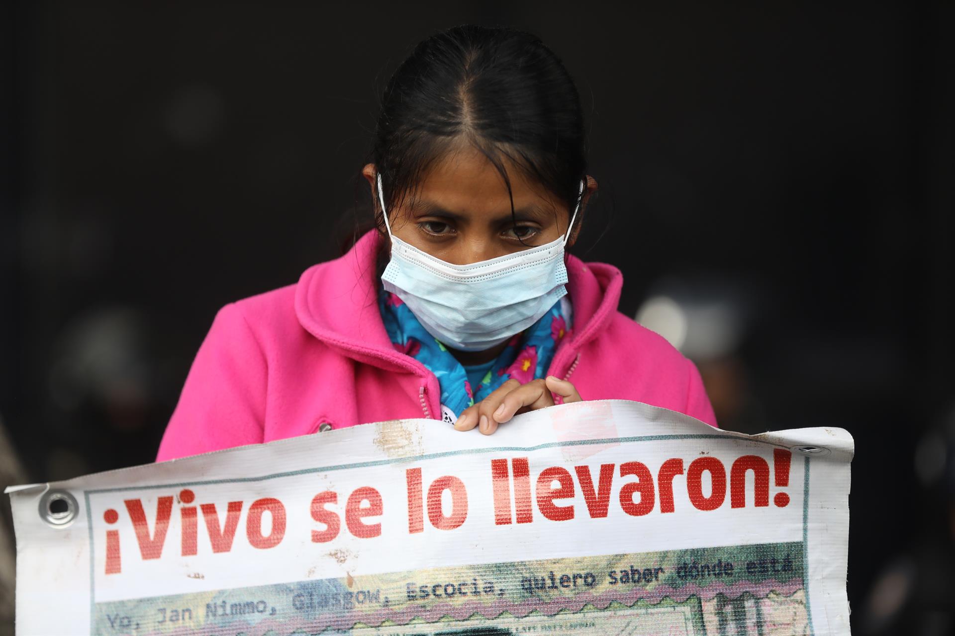 Activistas y familiares de los estudiantes desaparecidos de Ayotzinapa protestan en las instalaciones de Fiscalía General de la República (FGR), hoy en Ciudad de México (México). EFE/Sáshenka Gutiérrez
