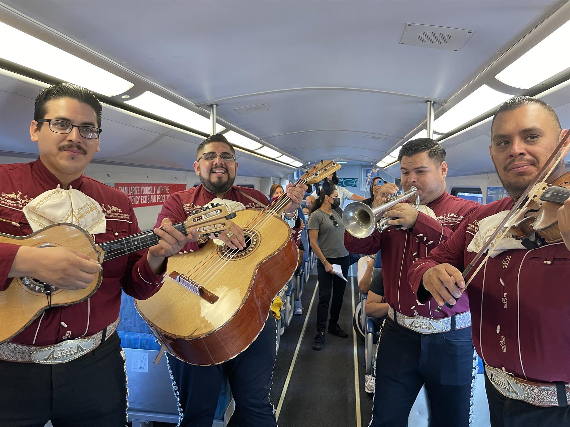 Un grupo de mariachi canta una serenata hoy, en su tren El Mariachi Tierra Azteca de Los Ángeles, California (EE.UU.). EFE/ Ana Milena Varón
