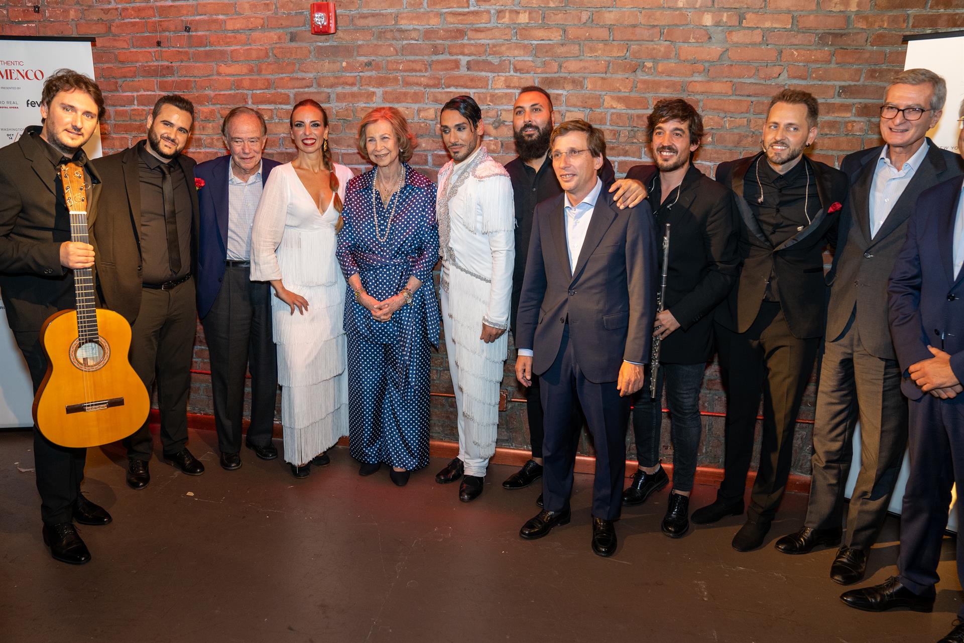Doña Sofía de España (c-i) posa con el grupo de flamenco que realizó un acto hoy, en el teatro Angel Orensanz Foundation de Nueva York (EEUU). EFE/ Angel Colmenares
