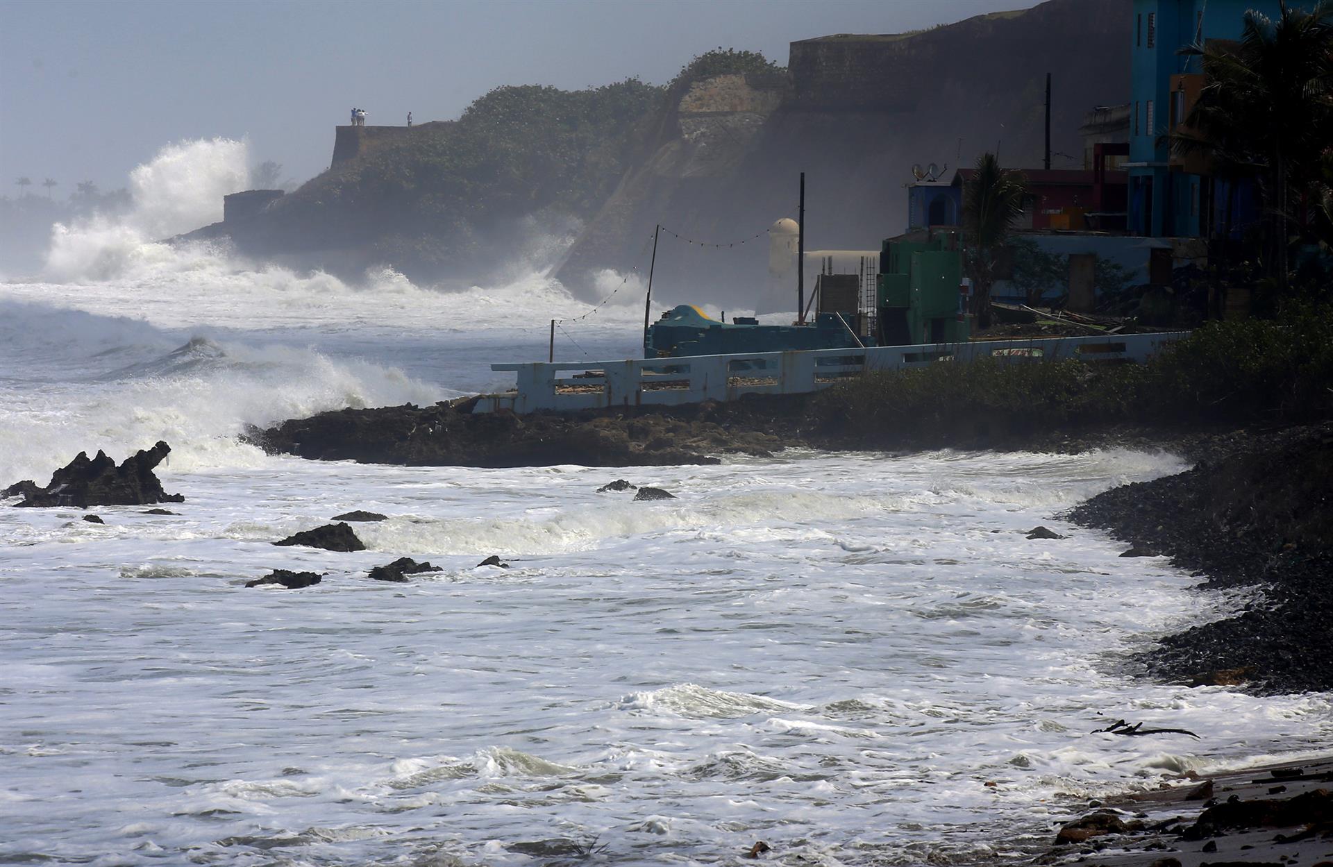Fuertes olas azotan al Castillo San Cristóbal (al fondo) en San Juan, Puerto Rico. Imagen de archivo. EFE/Thais Llorca
