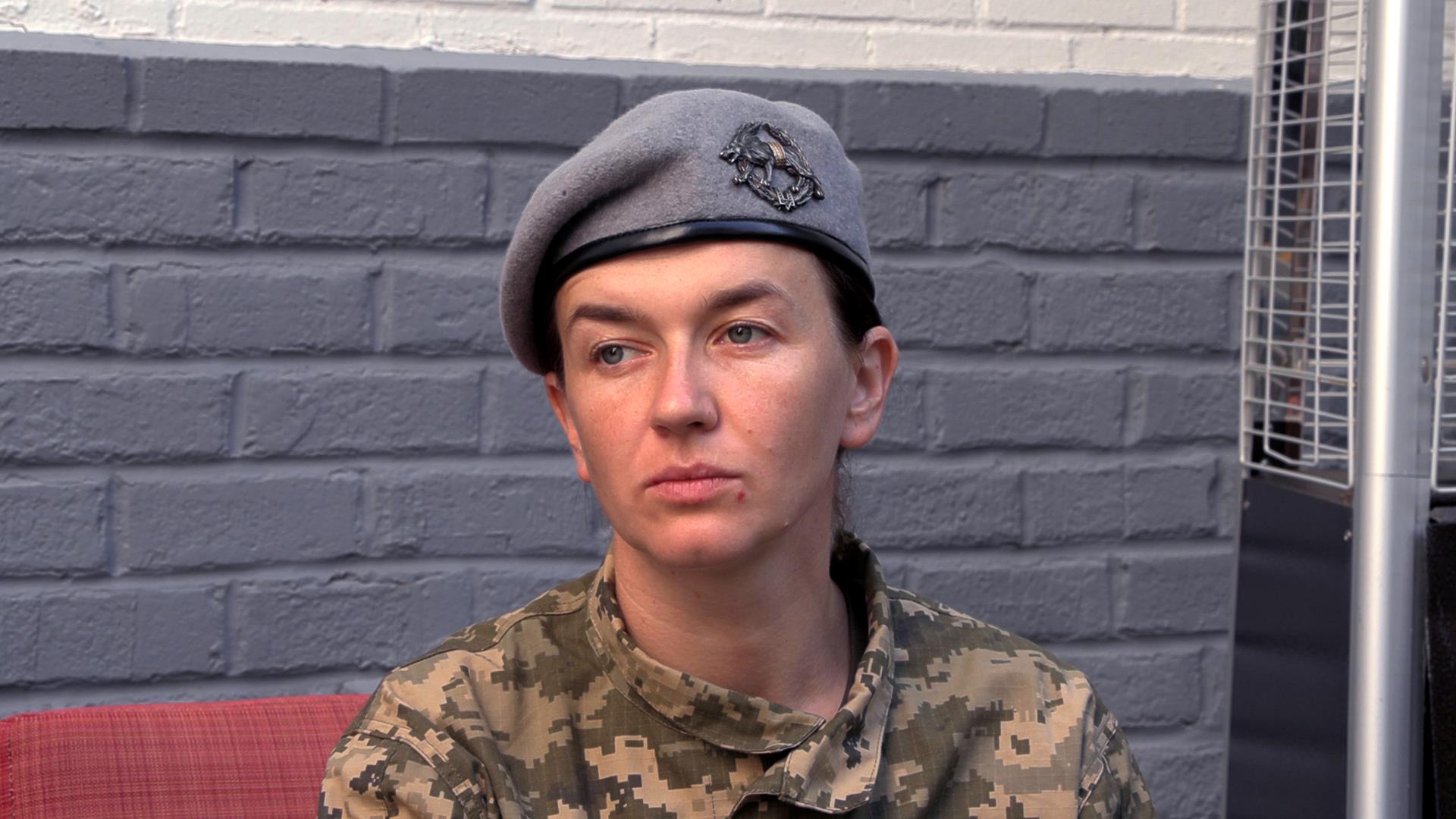 La soldado ucraniana Andriana Arekhta habla con Efe durante una entrevista el 20 de septiembre de 2022 en Washington (EE.UU.). EFE/Octavio Guzmán

