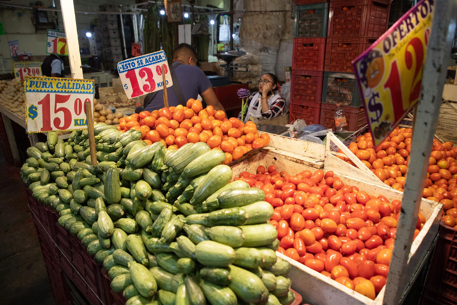 Vista de un puesto de verduras donde se exhiben los carteles con precios en un mercado de la capital mexicana (México). Imagen de archivo. EFE/Isaac Esquivel
