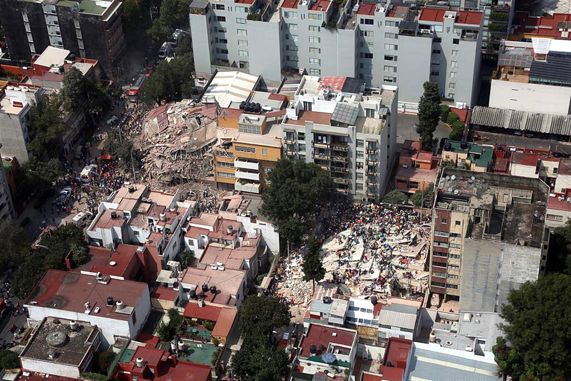 Fotografía aérea de archivo fechada el 19 de septiembre de 2017, que muestra a cientos de personas, entre afectados y rescatistas, después del sismo que afectó la Ciudad de México (México). EFE/STR
