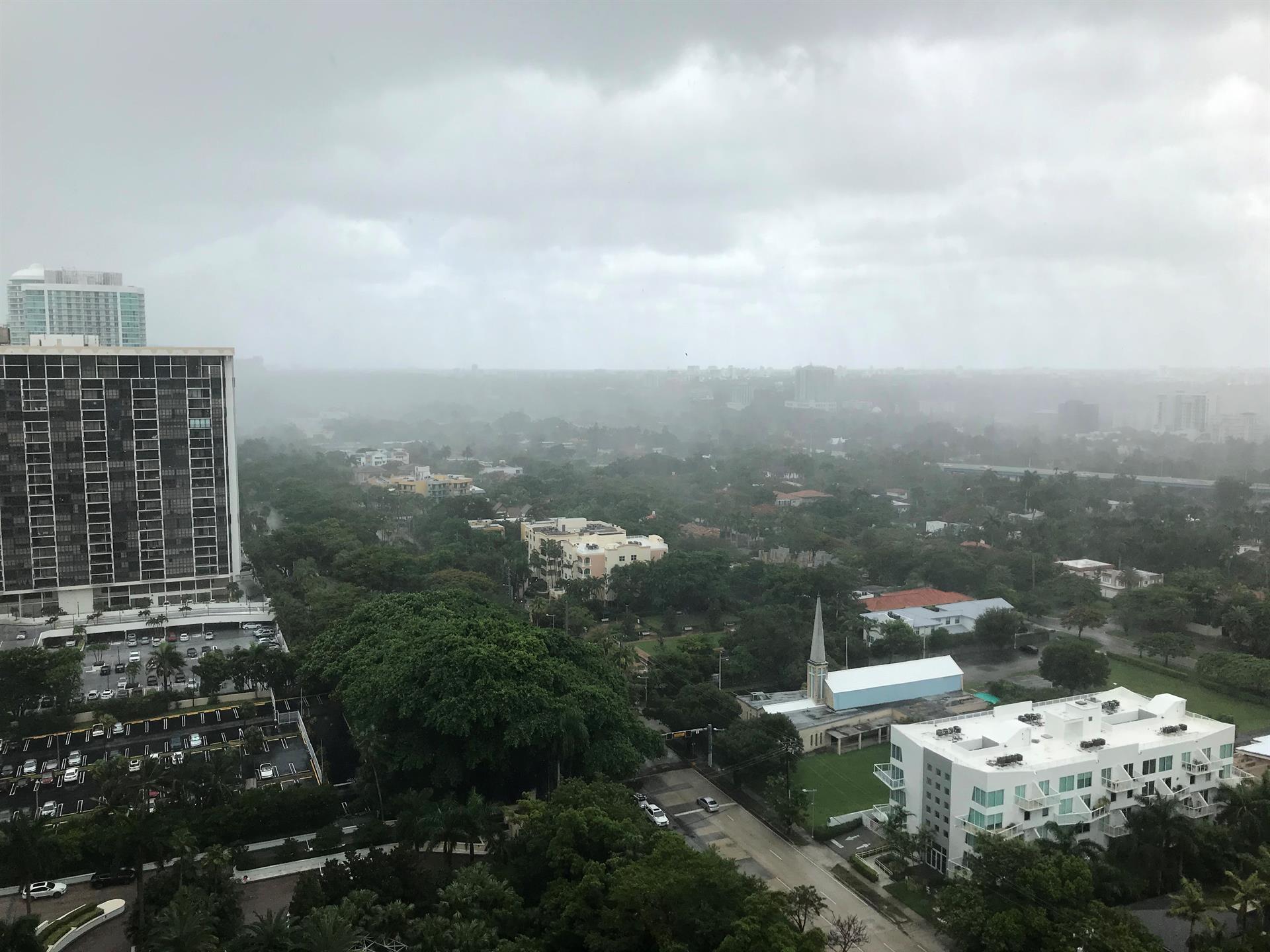 Vista del cielo nublado en la ciudad de Miami, Florida (EE.UU.). Imagen de archivo. EFE/ Ana Mengotti
