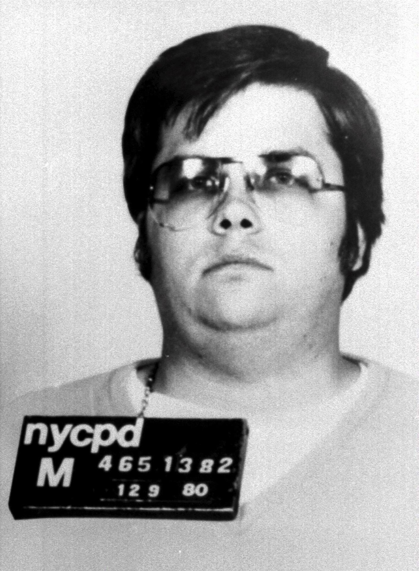 Fotografía de archivo cedida por la policía de Nueva York el 9 de diciembre de 1980, en la que aparece Mark David Chapman, asesino del ex Beatle, John Lennon. EFE/NYCPD/CORTESÍA/PROHIBIDO SU USO EN EL REINO UNIDO E IRLANDA/SOLO USO EDITORIAL
