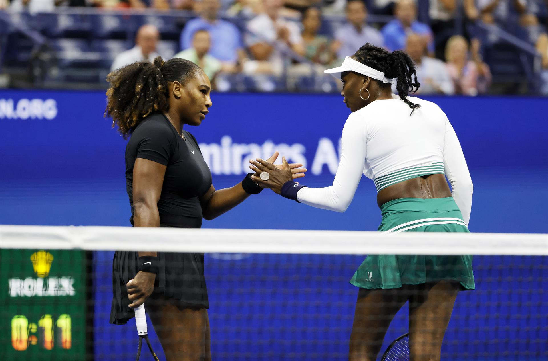 Serena Williams (i) y Venus Williams (d) de Estados Unidos enfrentan a Lucie Hradecka y Linda Noskova de la República Checa, durante la primera ronda de dobles del Abierto de Estados Unidos, en el USTA National Tennis Center en Flushing Meadows, Nueva York (EE.UU.), este 1 de septiembre de 2022. EFE/EPA/Jason Szenes
