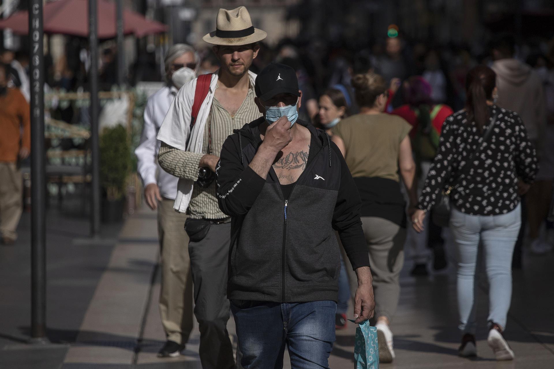 Personas portan cubrebocas mientras caminan en las calles del Centro Histórico de la Ciudad de México. Imagen de archivo. EFE/Isaac Esquivel
