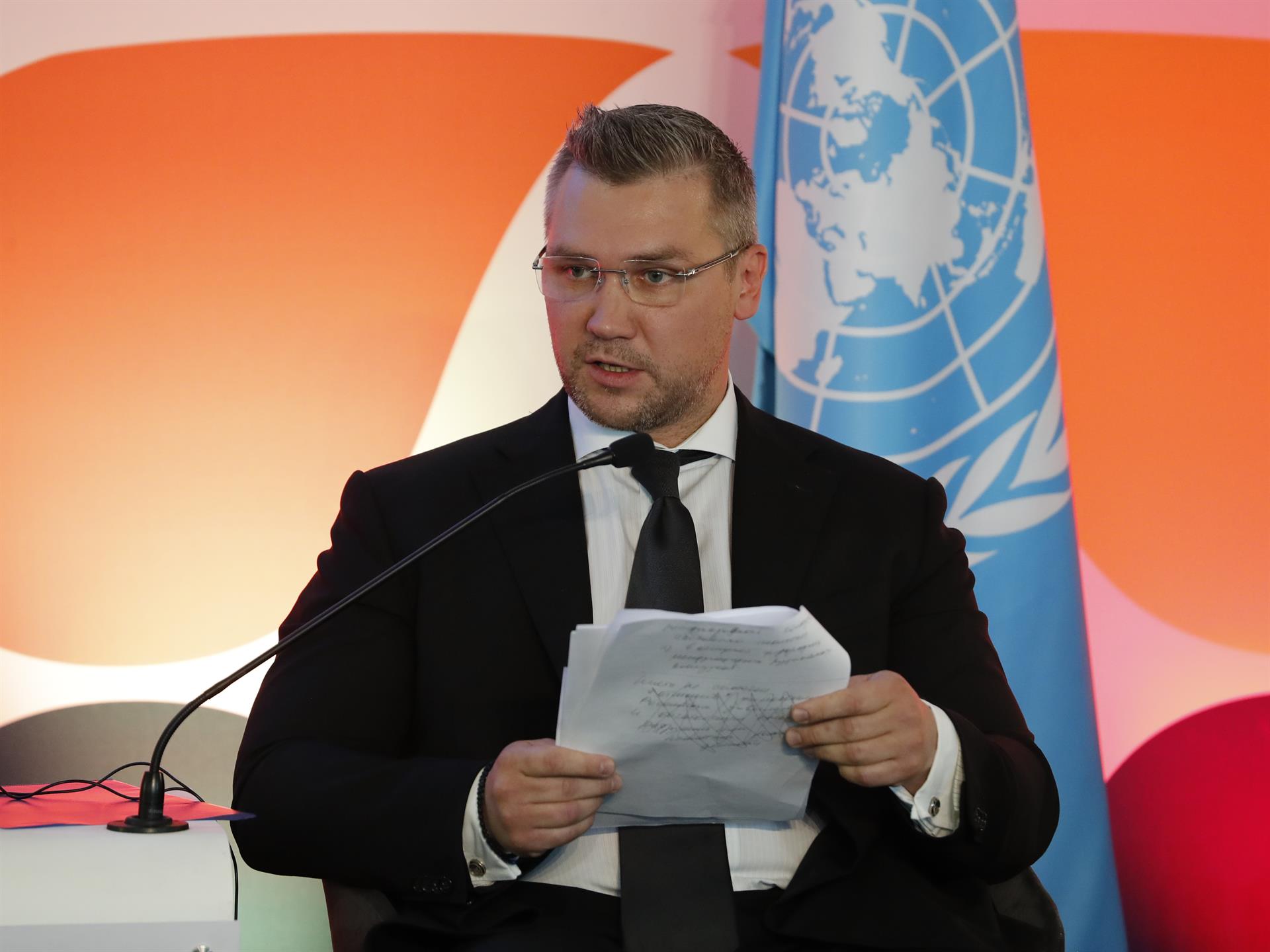 El ministro de cultura de la Federación Rusa, Sergey Obryvalin habla durante la mesa 