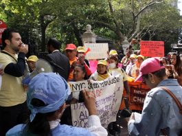 Vendedores ambulantes de la Gran Manzana participan en una marcha para reclamar licencias de venta ambulante, hoy, en Nueva York (Estados Unidos). EFE/ Ruth E. Hernández
