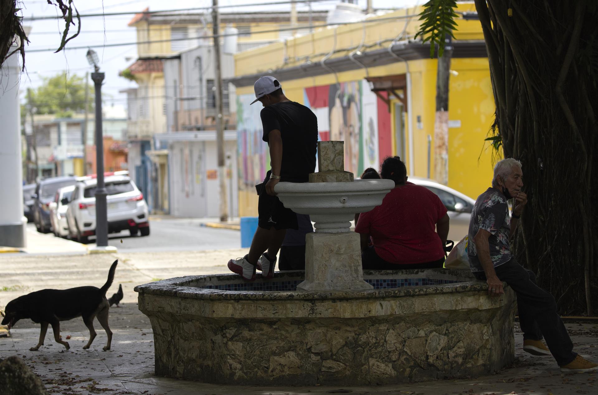 Fotografía del 16 de septiembre de 2020 que muestra a personas sentadas en la plaza del pueblo de Naguabo (Puerto Rico). EFE/ Thais Llorca
