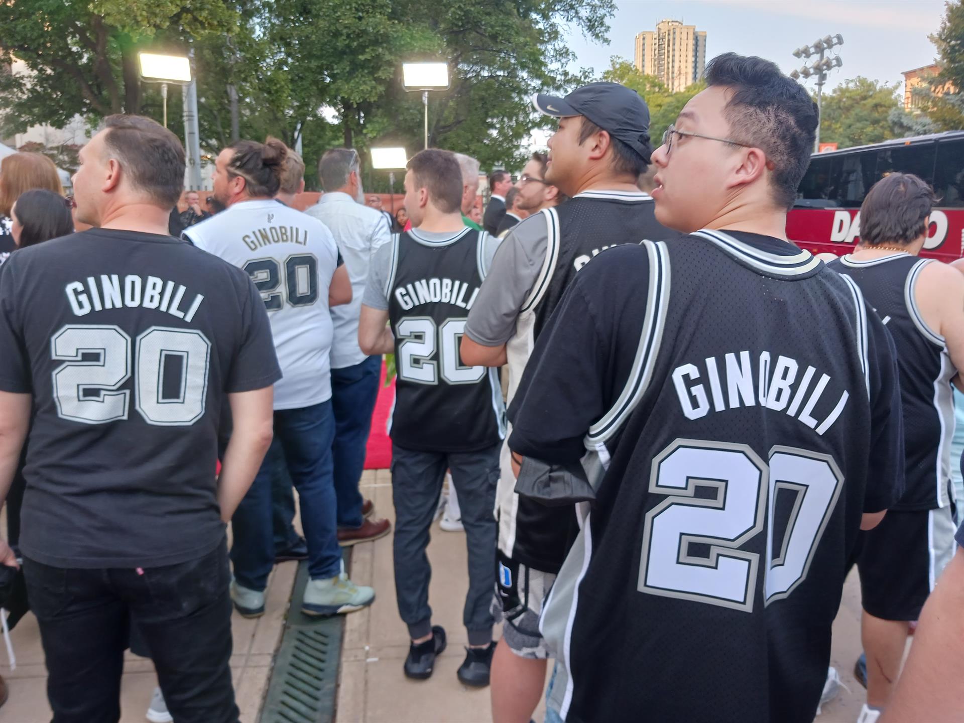 Fotografía que muestra seguidores de Manu Ginóbili exjugador de los Spurs, el 10 de septiembre de 2022 en Springfield (EE.UU.). EFE/ Iñaki Estívaliz
