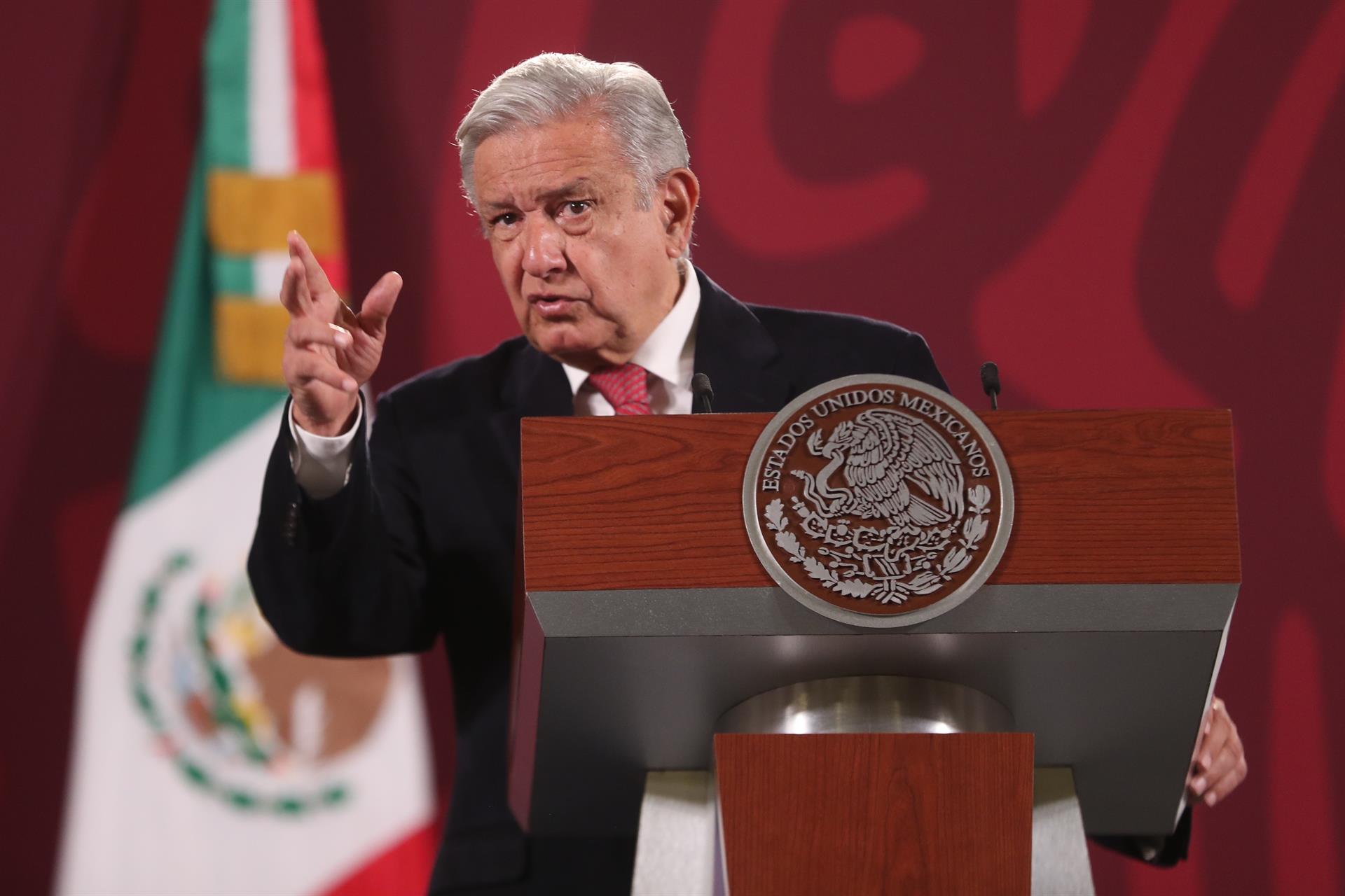 El presidente de México, Andrés Manuel López Obrador, habla durante una rueda de prensa hoy, en el  Palacio Nacional, en Ciudad de México (México). EFE/Sáshenka Gutiérrez
