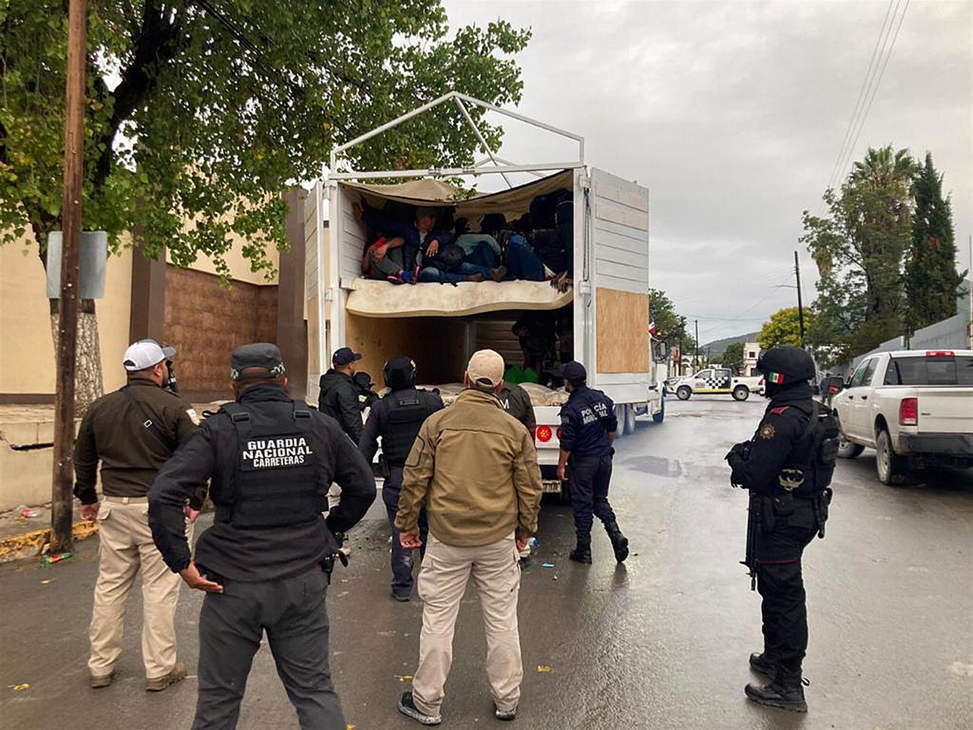 Fotografía cedida hoy, por la Guardia Nacional (GN), donde se observa a migrantes rescatados del interior de un camión en Monterrey, Nuevo León (México). EFE/Guardia Nacional/SOLO USO EDITORIAL/SOLO DISPONIBLE PARA ILUSTRAR LA NOTICIA QUE ACOMPAÑA (CRÉDITO OBLIGATORIO) MEJOR CALIDAD POSIBLE
