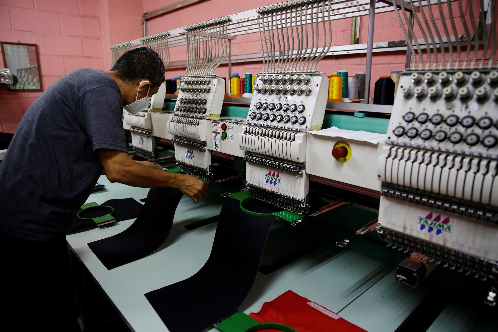 Un operario trabaja en una fábrica en San Salvador (El Salvador), en una fotografía de archivo. EFE/Rodrigo Sura
