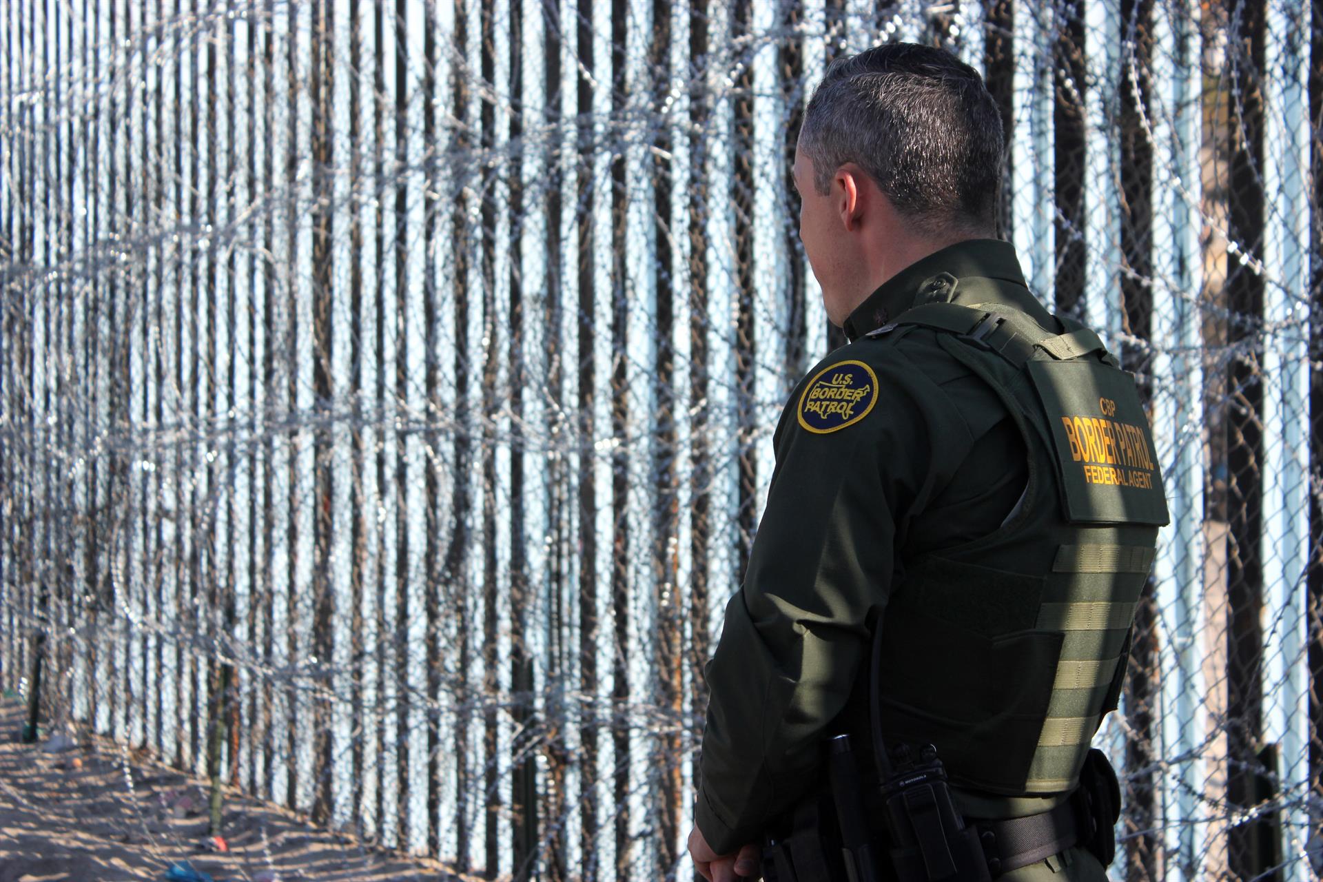Fotografía de archivo que muestra un agente de la Patrulla Fronteriza vigilando la frontera que separa a San Diego (EE.UU.) y Tijuana (México). EFE/Rafael Salido
