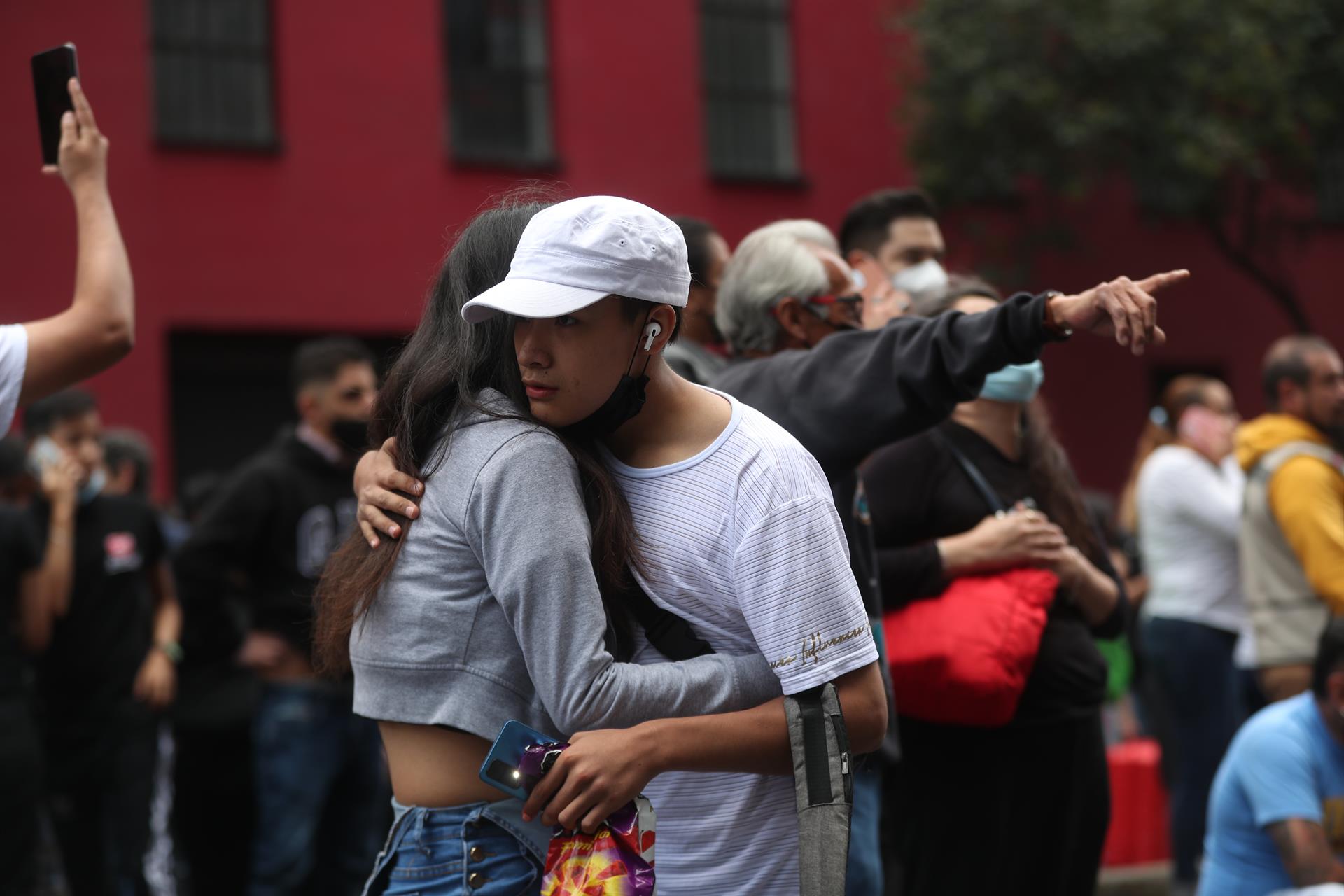 Personas permanecen en las calles después de activarse la alerta sísmica en la Ciudad de México (México). EFE/Sáshenka Gutiérrez
