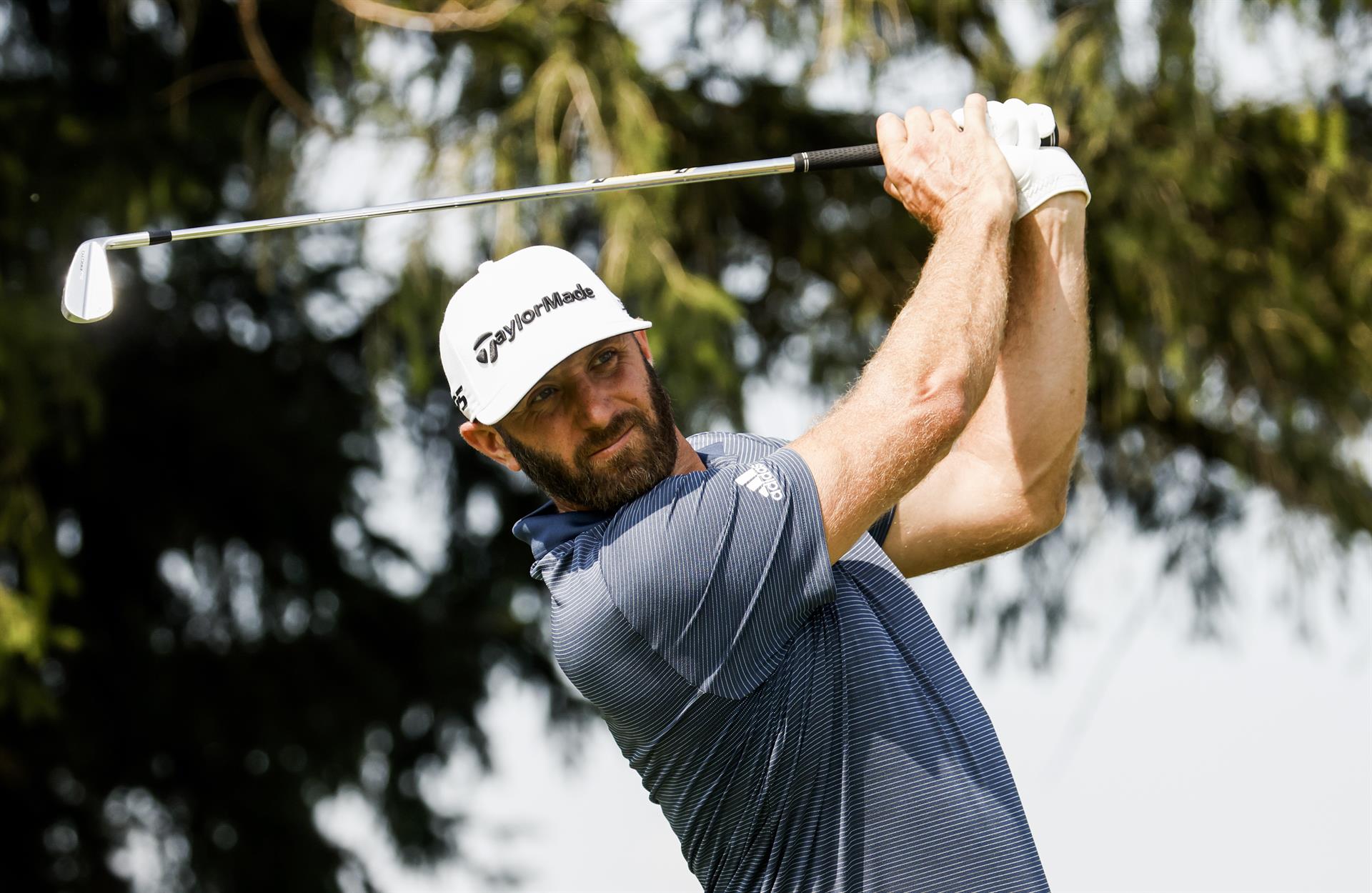 Dustin Johnson de Estados Unidos en acción en la primera ronda del LIV Invitational de Chicago en Rich Harvest Farms, en Sugar Grove, Illinois (EE.UU.), este 16 de septiembre de 2022. EFE/EPA/Tannen Maury
