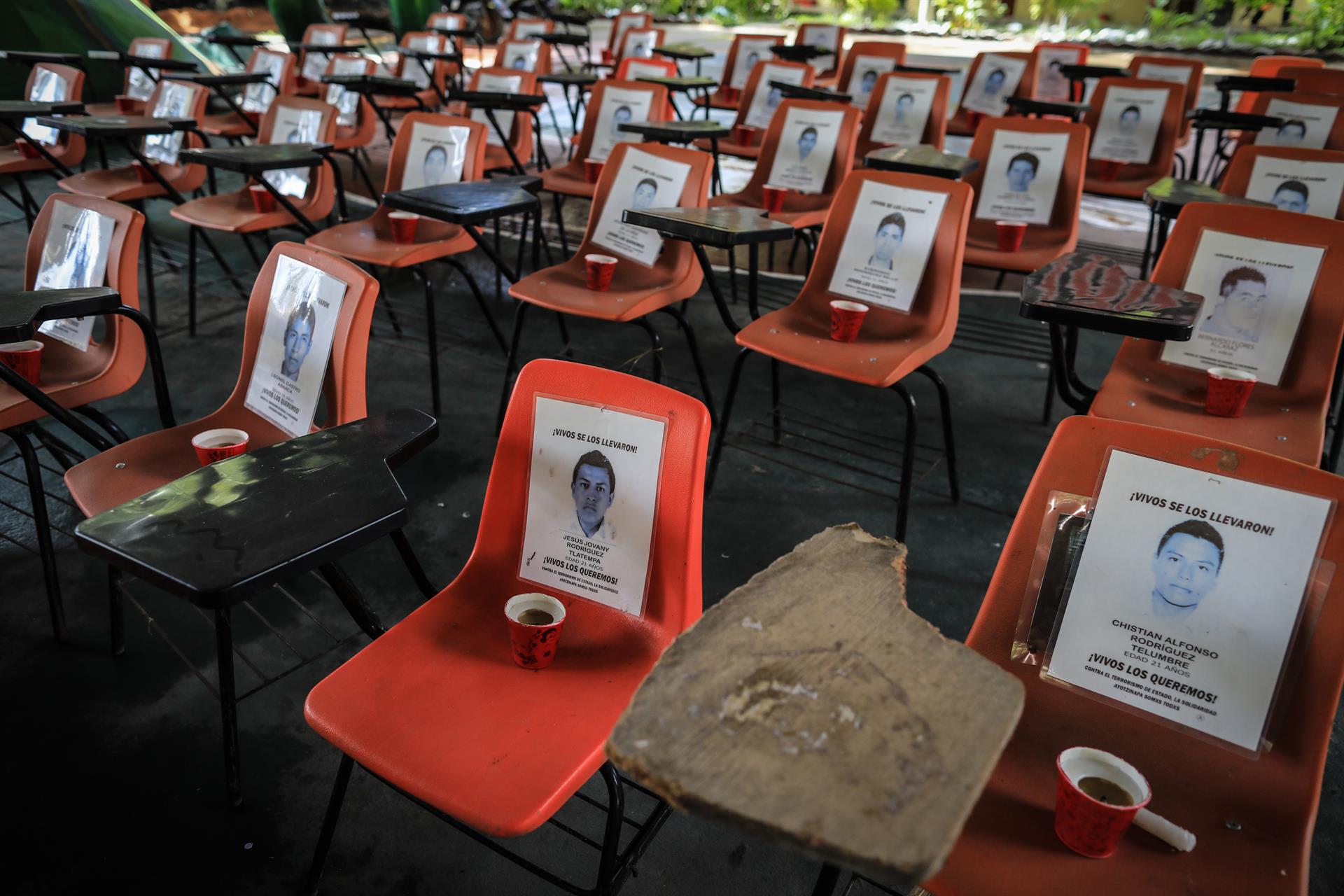Fotografía de escritorios con fotos de los 43 desaparecidos al interior de la escuela normal de Ayotzinapa, el 20 de septiembre de 2022, en el municipio de Tixtla, en el estado de Guerrero (México). EFE/ David Guzmán
