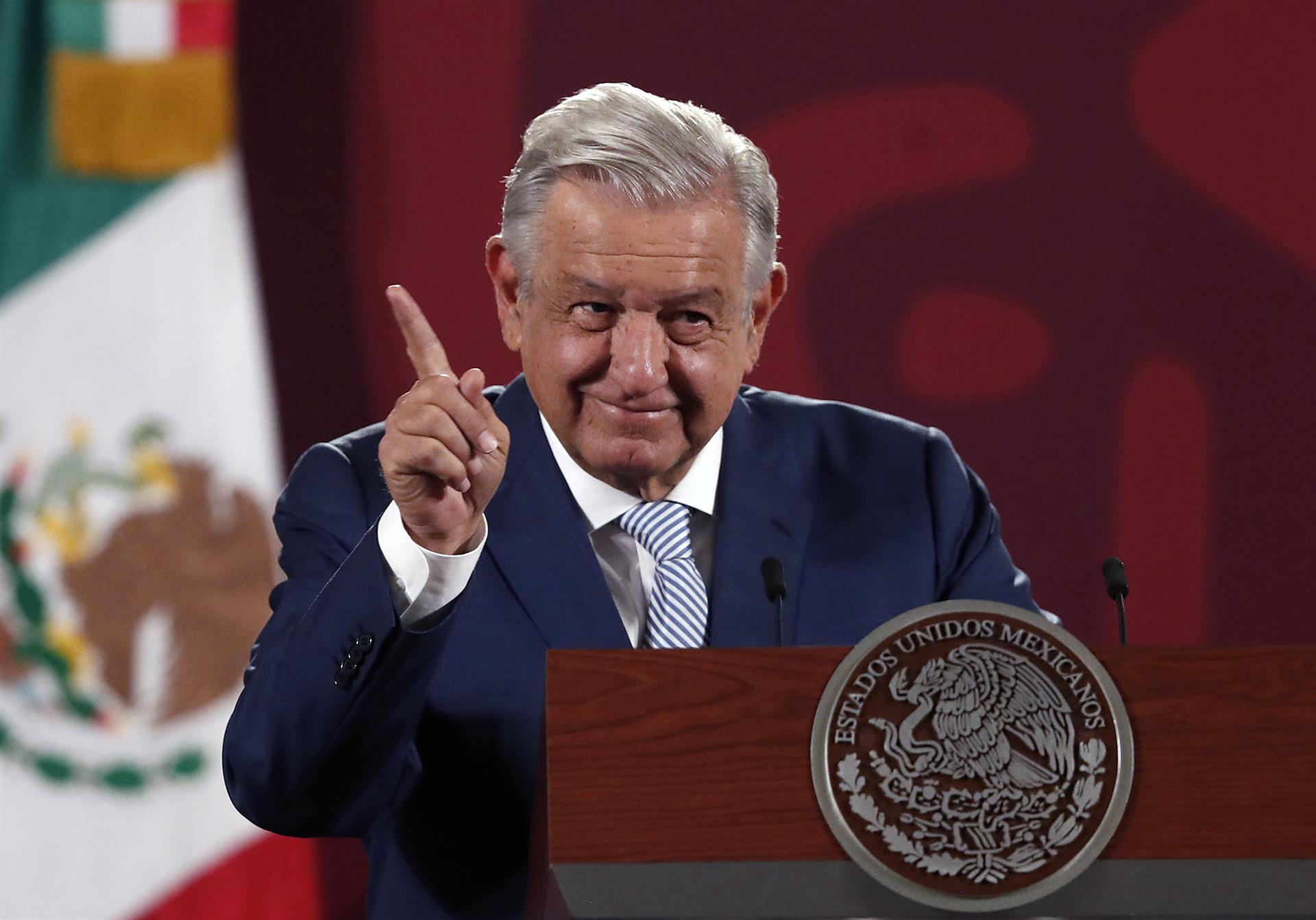 El presidente de México, Andrés Manuel López Obrador, participa hoy durante una rueda de prensa matutina en el Palacio Nacional, de la Ciudad de México (México). EFE/Mario Guzmán
