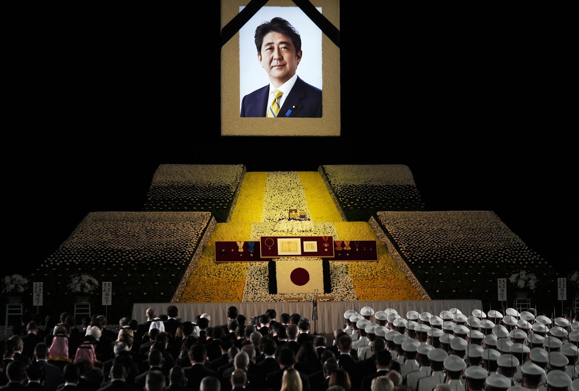 Un retrato del exministro japonés Shinzo Abe en el escenario durante el funeral de estado del exministro en Nippon Budokan en Tokio, Japón, este martes. EFE/ Franck Robichon / Pool

