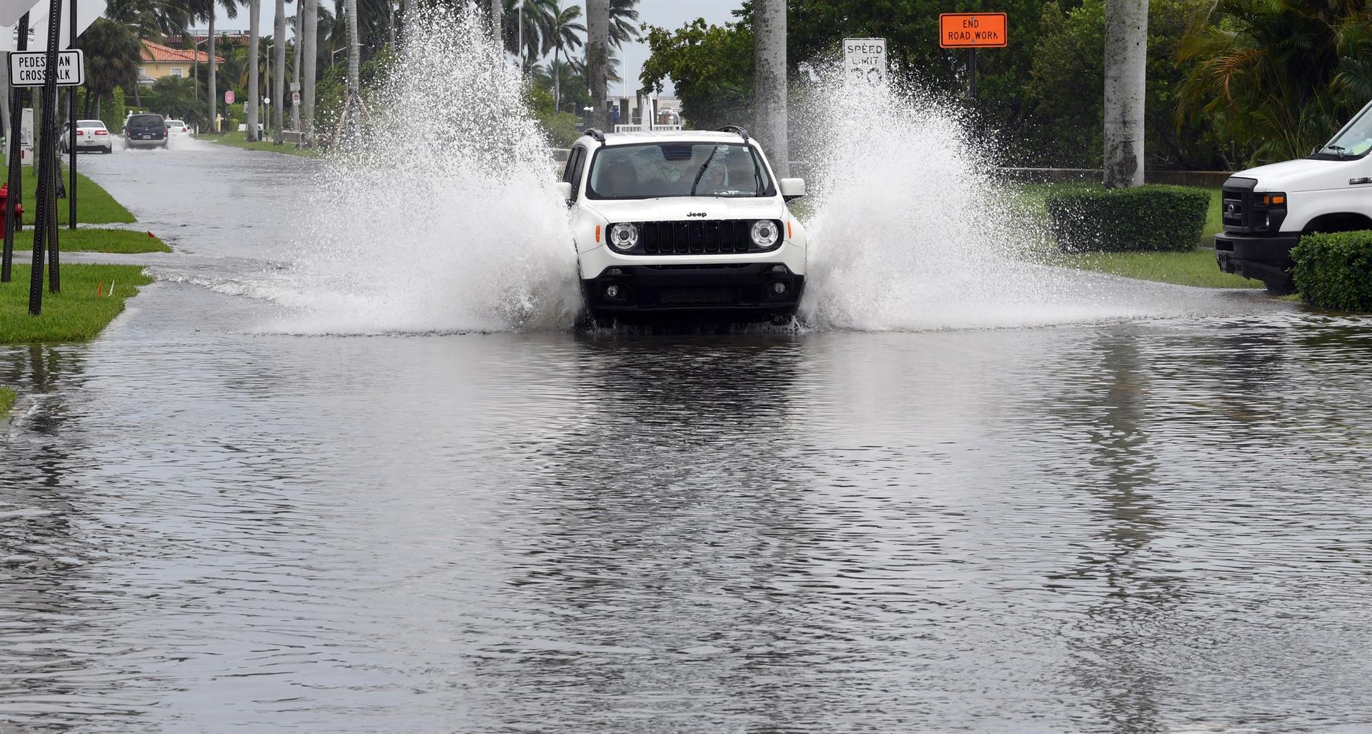 Un jeep se hace camino en la inundada avenida S. Olive Drive en West Palm Beach, Florida (Estados Unidos). Imagen de archivo. EFE/ Jim Rassol
