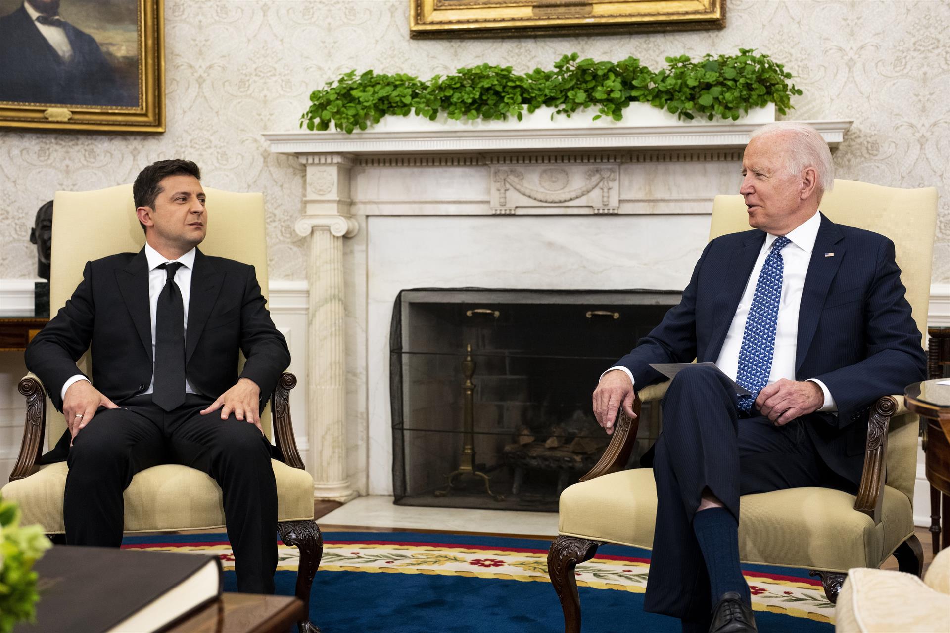 El presidente de EE.UU., Joe Biden (d), junto a su homólogo ucraniano, Volodímir Zelenski, en una fotografía de archivo. EFE/Doug Mills
