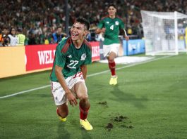 El delantero mexicano Hirving Lozano fue registrado este sábado, 24 de septiembre, al celebrar un gol que le anotó a la selección de fútbol de Perú, durante un partido amistoso, en el estadio Rose Bowl, en Pasadena (California, EE.UU.). EFE/Caroline Brehman
