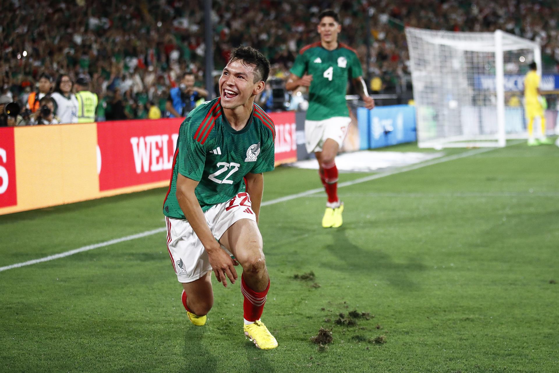 El delantero mexicano Hirving Lozano fue registrado este sábado, 24 de septiembre, al celebrar un gol que le anotó a la selección de fútbol de Perú, durante un partido amistoso, en el estadio Rose Bowl, en Pasadena (California, EE.UU.). EFE/Caroline Brehman
