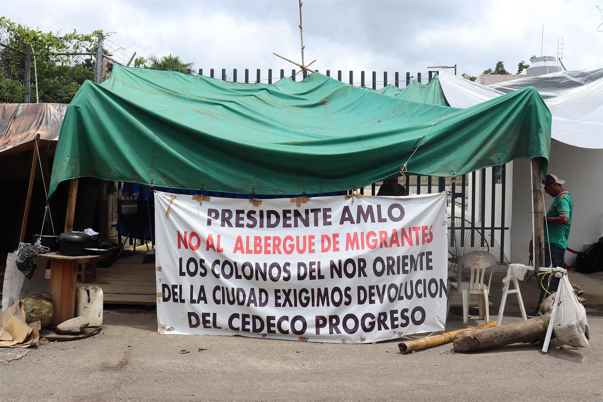 Un grupo de personas se manifiestan frente al “Albergue temporal para familias en movilidad La Perla del Soconusco”, el 17 de septiembre de 2022, en la ciudad de Tapachula, en Chiapas (México). EFE/ Juan Manuel Blanco
