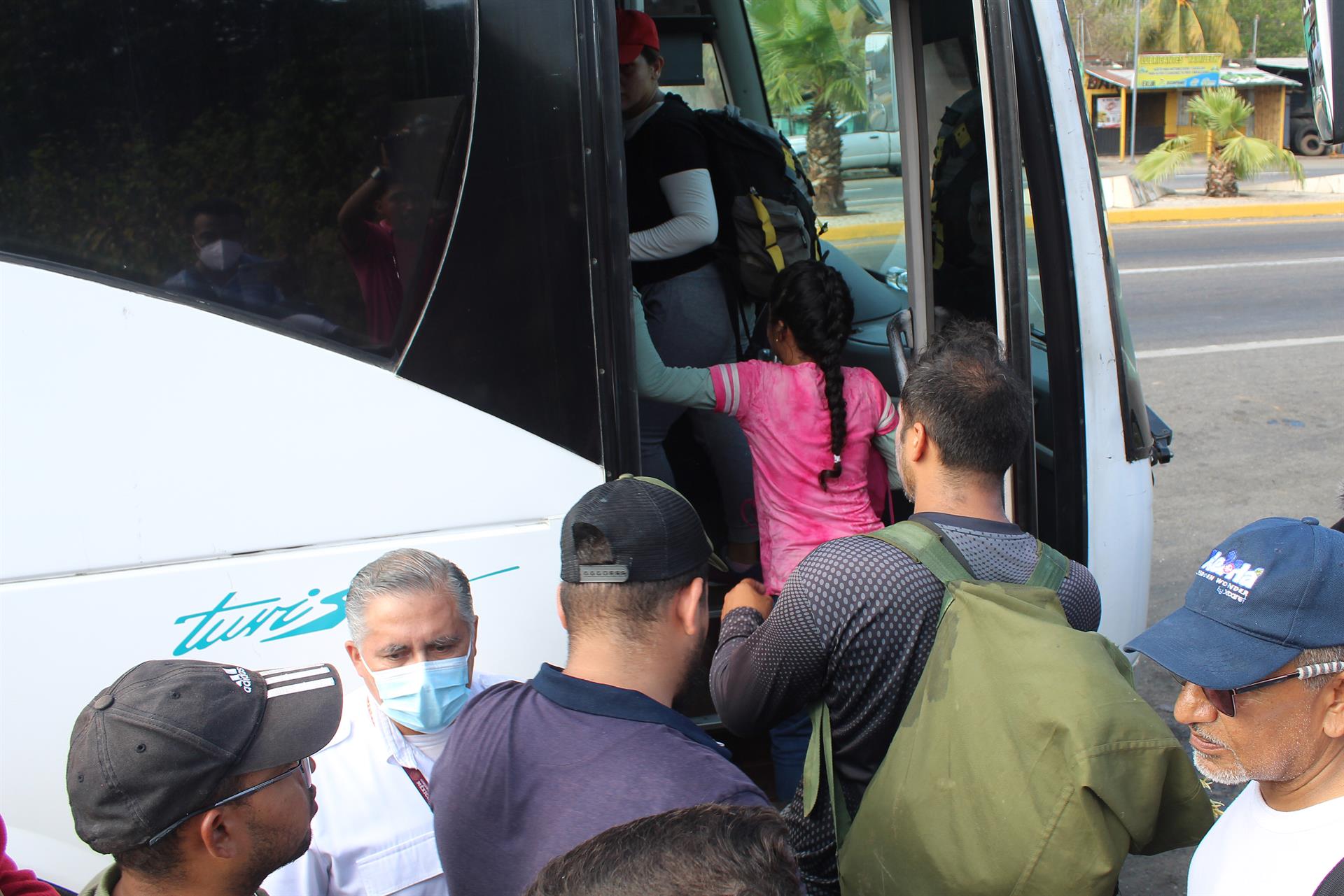 Autoridades mexicanas informaron este viernes del arresto de tres hombres por transportar a un grupo de 30 migrantes indocumentados, casi todos cubanos y dos de Sri Lanka, en la zona metropolitana de Monterrey. Imagen de archivo. EFE/Juan Manuel Blanco
