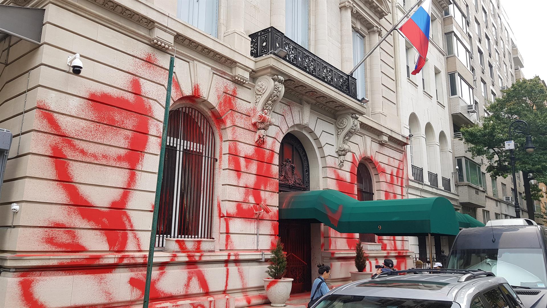 Fotografía de la fachada del consulado de Rusia vandalizada con pintura roja, hoy, en Nueva York (Estados Unidos). EFE/ Jorge Fuentelsaz
