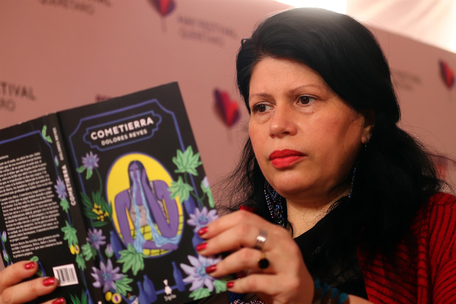 La escritora argentina Dolores Reyes posa con su libro 