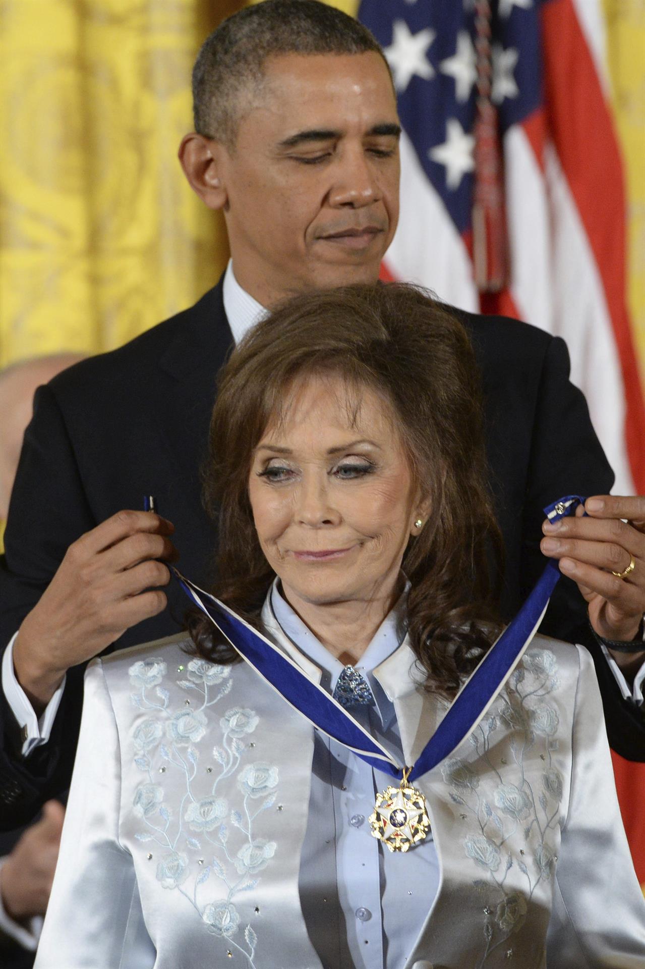 Fotografía de archivo fechada el 20 de noviembre de 2013 que muestra al presidente estadounidense, Barack Obama, mientras impone la Medalla de la Libertad a la cantante Loretta Lynn, en Washington (EE.UU.). EFE/ Michael Reynolds
