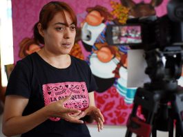 La pintora Ángela Hernández habla en entrevista con Efe el 1 de octubre de 2022 en la ciudad de Oaxaca (México). EFE/Jesús Méndez
