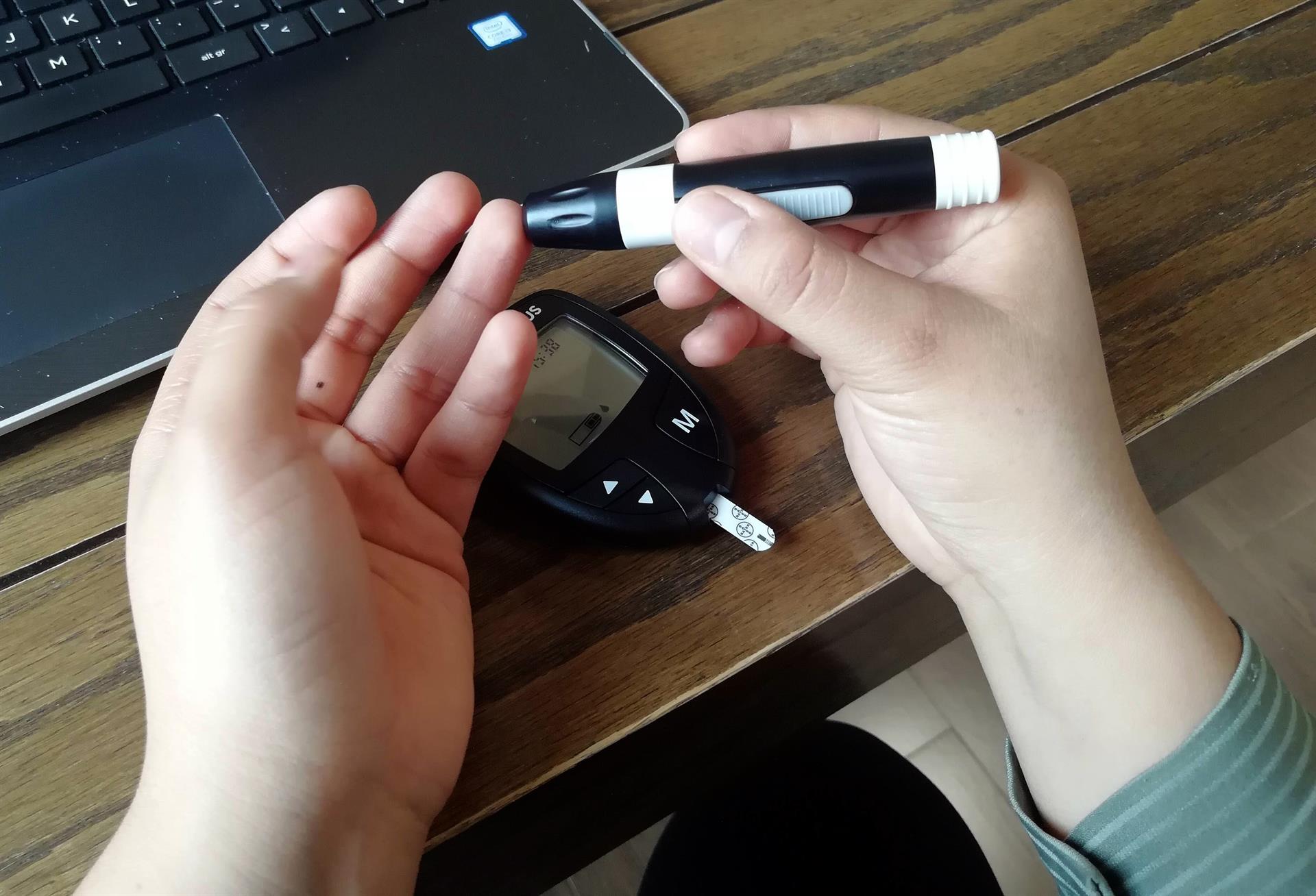 Monitoreo de glucosa es vital para preservar calidad de vida de los pacientes Fotografía de un usuario que usa un automonitoreo de diabetes, en Ciudad de México(México). Imagen de archivo. EFE/Ammy Ravelo