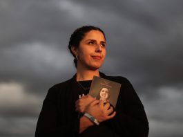 “Jódete cáncer”, la mexicana Sandra Monroy tras un año de su icónica imagen Sandra Monrroy, paciente que padeció cáncer de mama, posa con su libro "Jódete Cáncer", el 12 de octubre de 2022 en Ciudad de México (México). EFE/ Sáshenka Gutiérrez