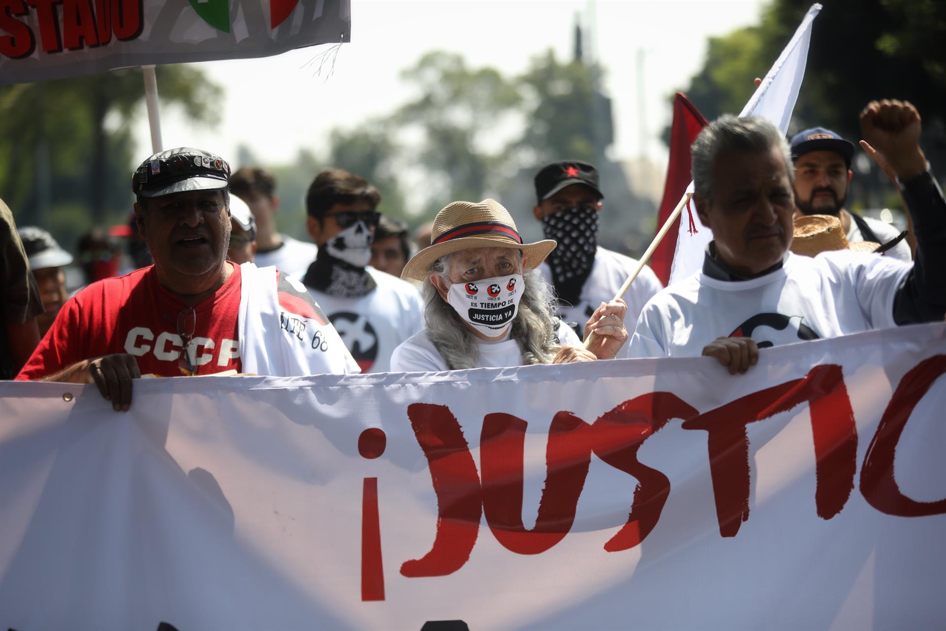 Manifestantes participan en la marcha conmemorativa de la matanza de Tlatelolco del 2 de octubre de 1968, hoy, en Ciudad de México (México). EFE/Sáshenka Gutiérrez
