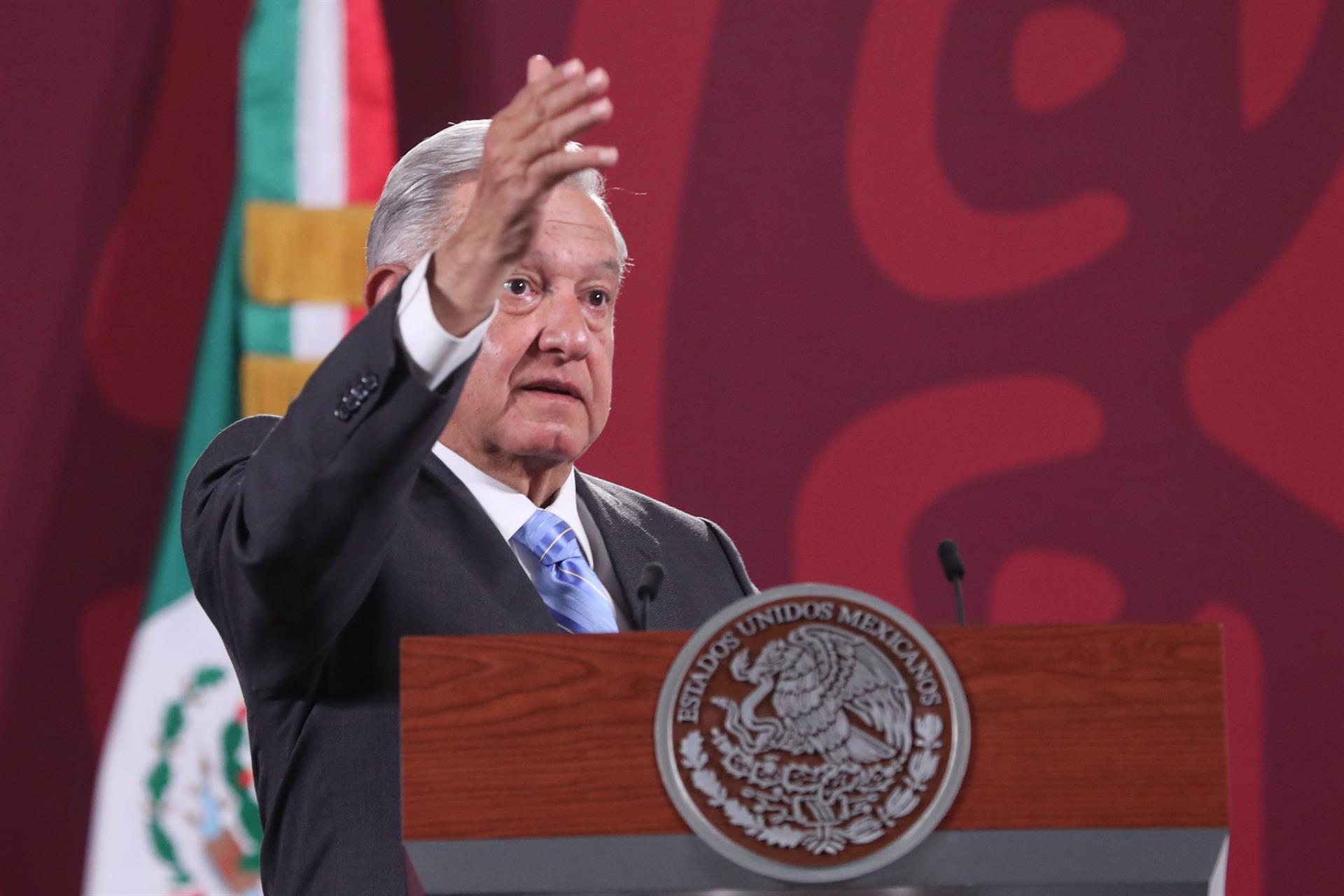 El presidente de México, Andrés Manuel López Obrador, participa en una rueda de prensa hoy, en el Palacio Nacional de Ciudad de México (México). EFE/ Sáshenka Gutiérrez
