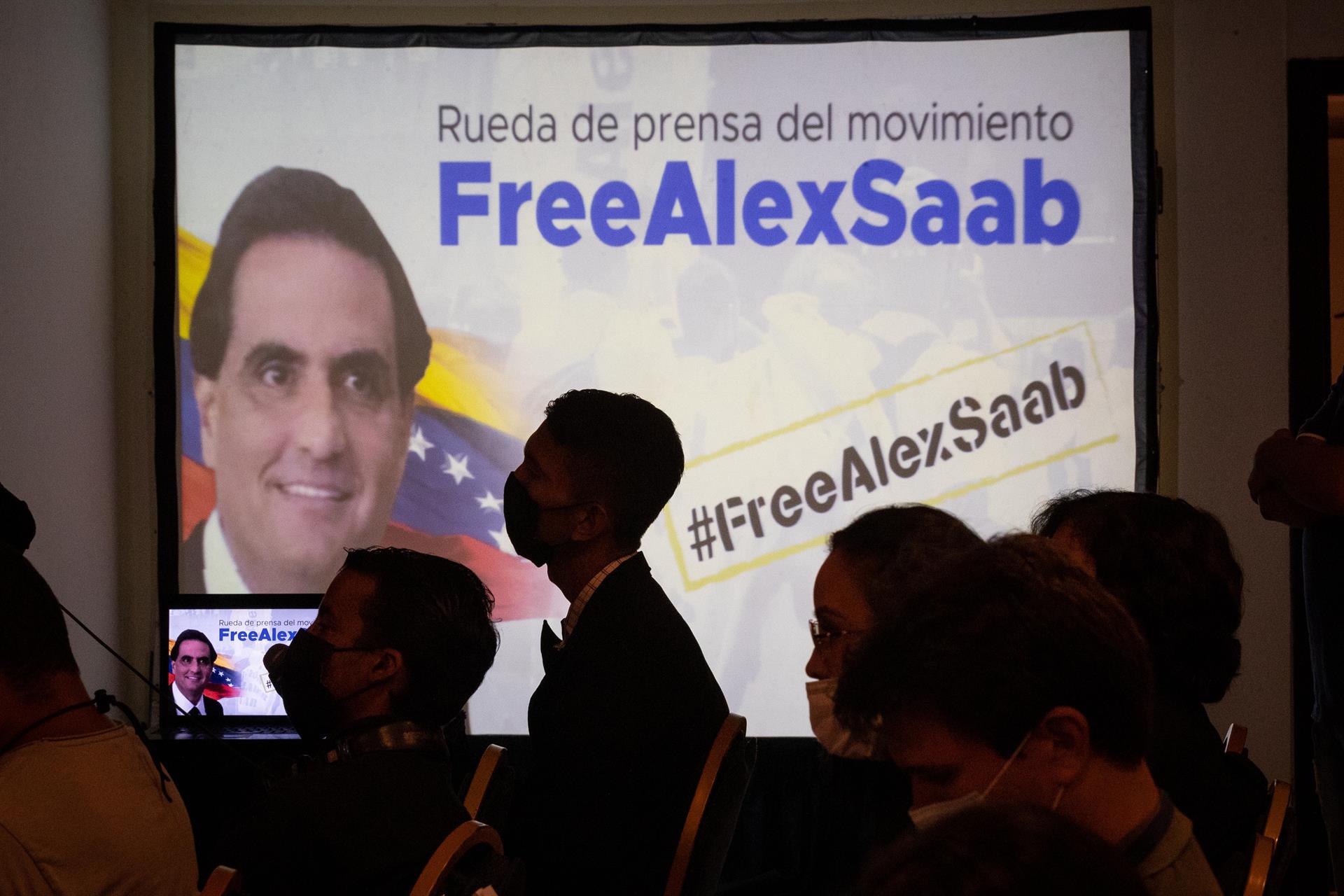 Varias personas escuchan una rueda de prensa del movimiento Free Alex Saab en Caracas (Venezuela). Imagen de archivo. EFE/ Rayner Peña R.
