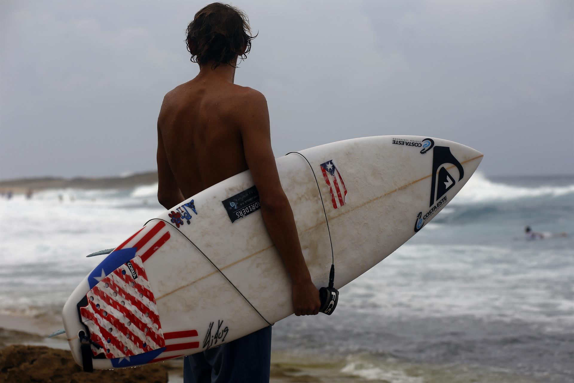 Imagen de archivo en donde se observa a un surfista en la playa Middles, en Isabela (Puerto Rico). EFE/Thais Llorca
